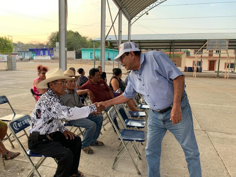 Avelino Rivera dialoga con vecinos de La Unión en Tecomatlán