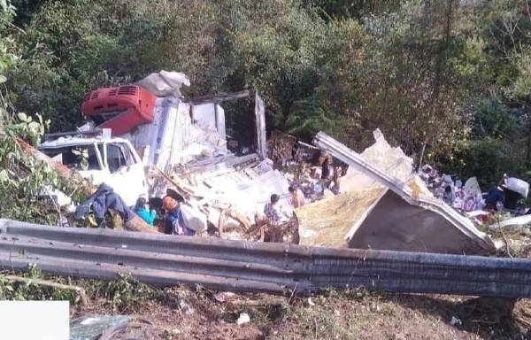 Pobladores hacen rapiña a tráiler que se volcó en la México-Tuxpan