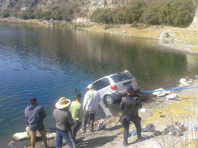 Dejan sin freno su auto y se hunde en laguna de Aljojuca
