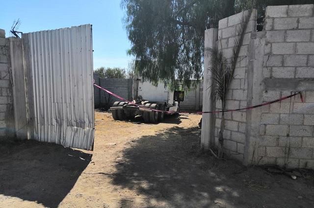 Lo matan en predio con camiones robados, en Tecamachalco