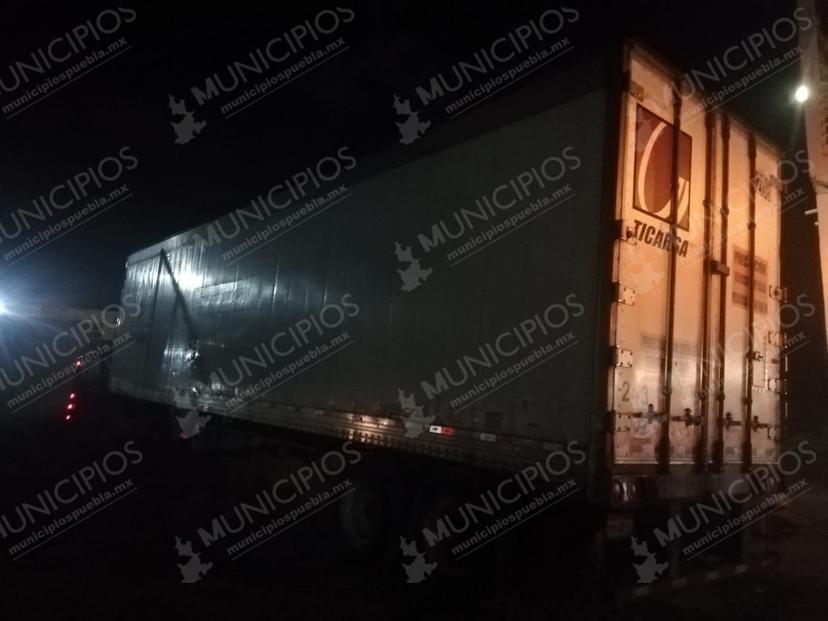 Tras persecución y balacera, vuelcan camión en Cuapiaxtla