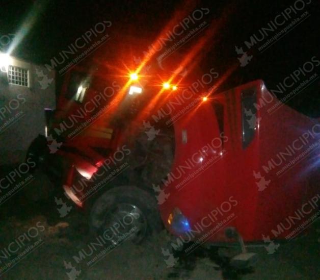 Tras persecución y balacera, vuelcan camión en Cuapiaxtla
