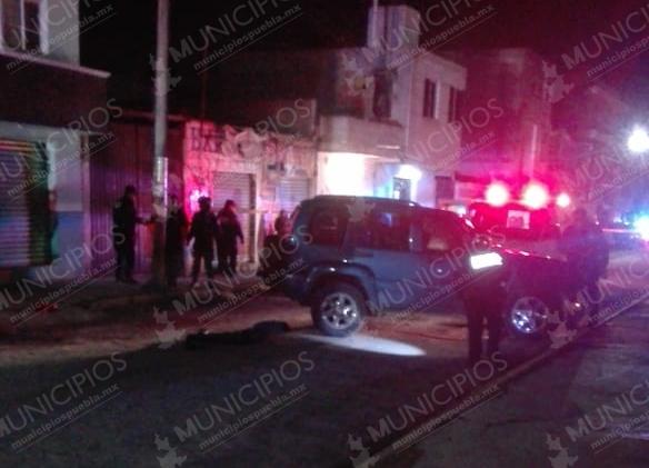 Rafaguean a hombre dentro de su vehículo en Texmelucan