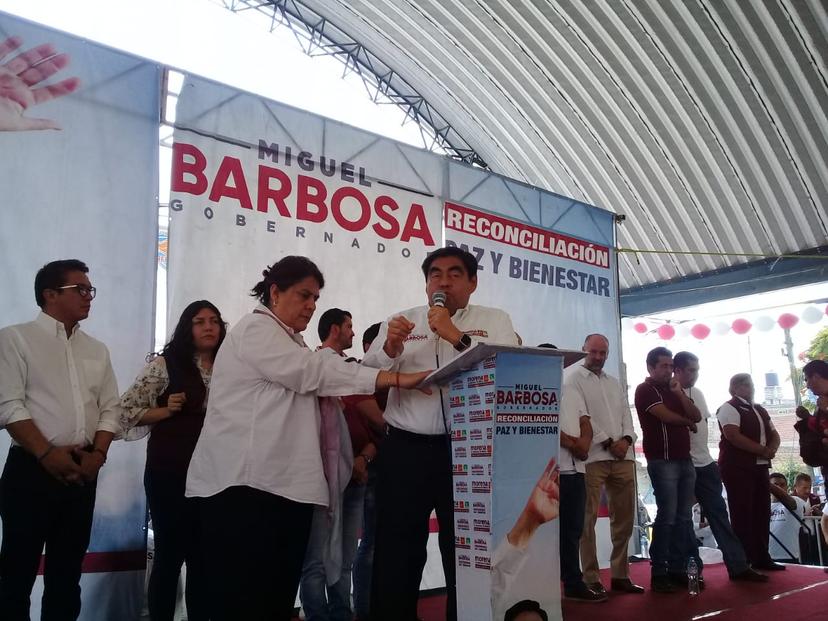 Cárdenas se tira al suelo por debate: Barbosa
