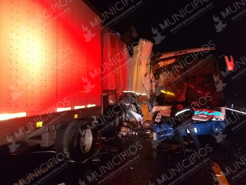 26 lesionados en choque de autobús en Tlatlauquitepec