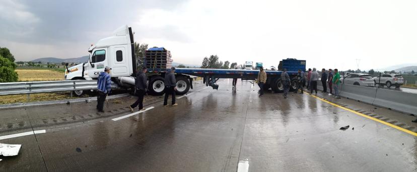 Lluvia ocasiona accidente y bloqueo en la Puebla-Orizaba