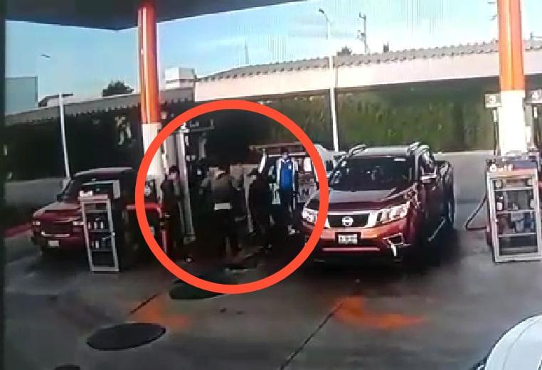VIDEO Levantan a conductor en asalto a gasolinera de Amozoc