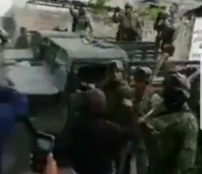 VIDEO Pobladores disparan contra militares en Acajete