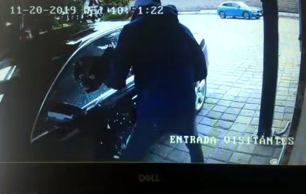 VIDEO Le rompen cristal para asaltarlo y logra huir acelerando en Cholula