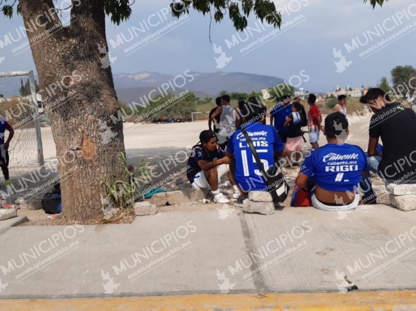 Juegan fútbol y organizan bautizo pese a cuarentena en Tehuacán