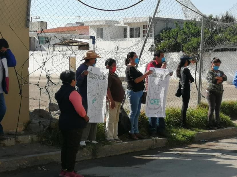 Por altas tarifas en recibos de luz, se manifiestan pobladores de Amozoc