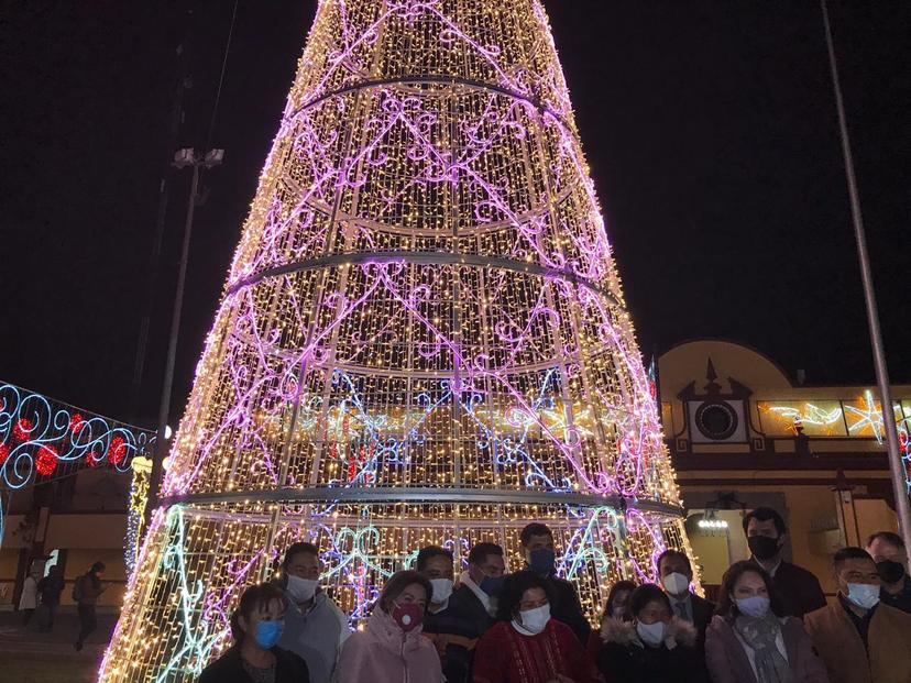 VIDEO Recordando a víctimas de Covid encienden árbol navideño de San Andrés Cholula