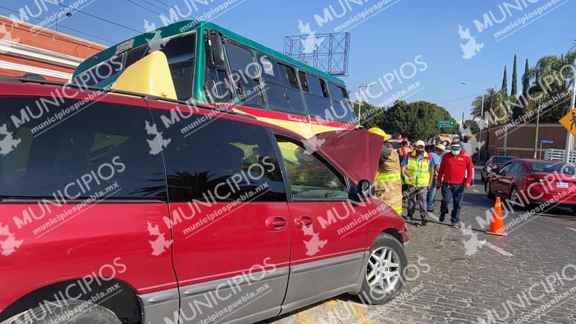 Choque de microbús y un particular deja 5 lesionados en La Constancia