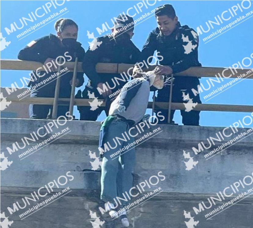 Supuesto cuerpo en puente moviliza a autoridades de Puebla