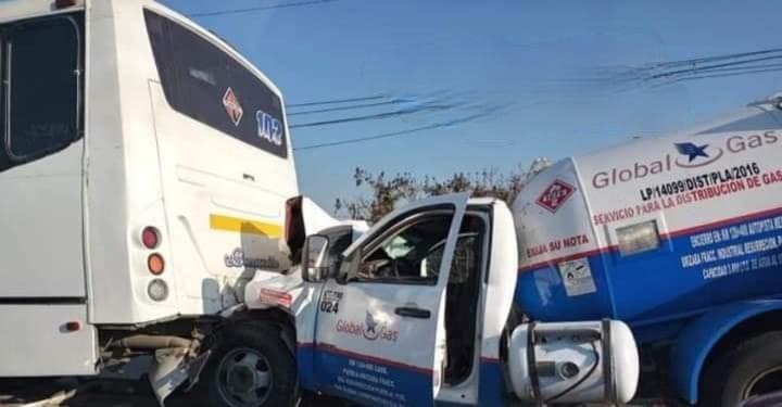 Miedo sobre ruedas, choca pipa de gas contra autobús en Chachapa