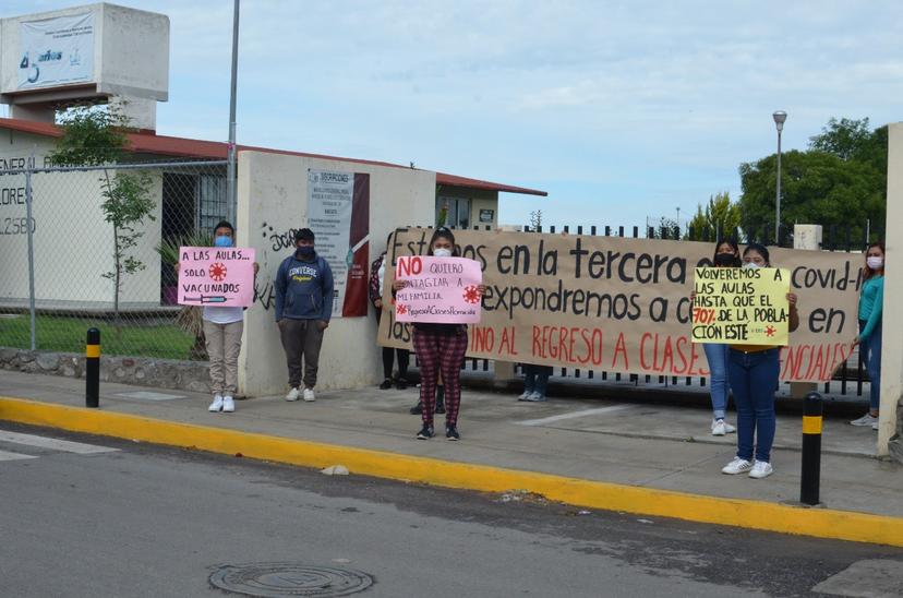 Jóvenes exigen vacunas para regresar a clases: Antorcha 