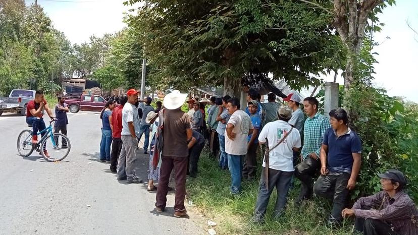 Bloquean la interserrana en defensa de presuntos taladores en Tlaola