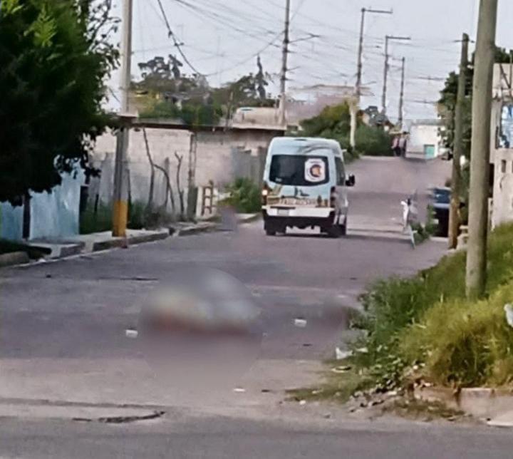 Camioneta escolar atropella y mata a mujer en barrio de Acajete