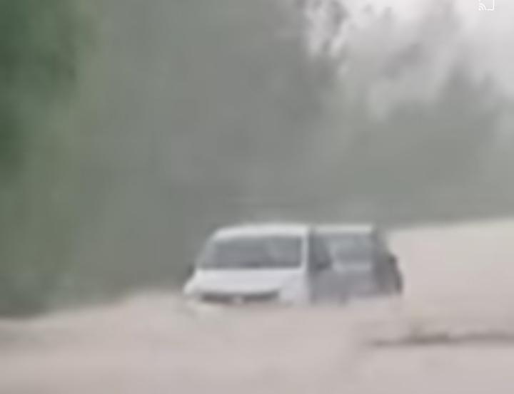 Fuertes lluvias inundan carreteras y viviendas en Tenampulco