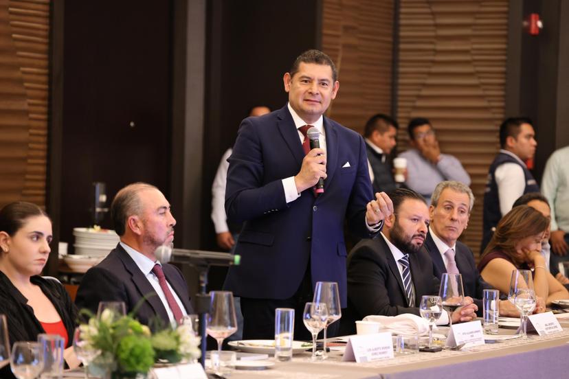 Armenta presenta Plan Estratégico 2024-2030 a líderes empresariales de la vivienda en Puebla