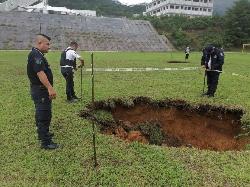 Lluvia forma socavones en campo deportiva en Huitzilan de Serdán