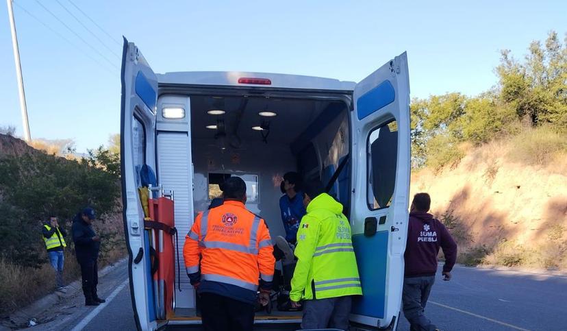 Dos estudiantes resultan lesionados al derrapar su moto en Coxcatlán