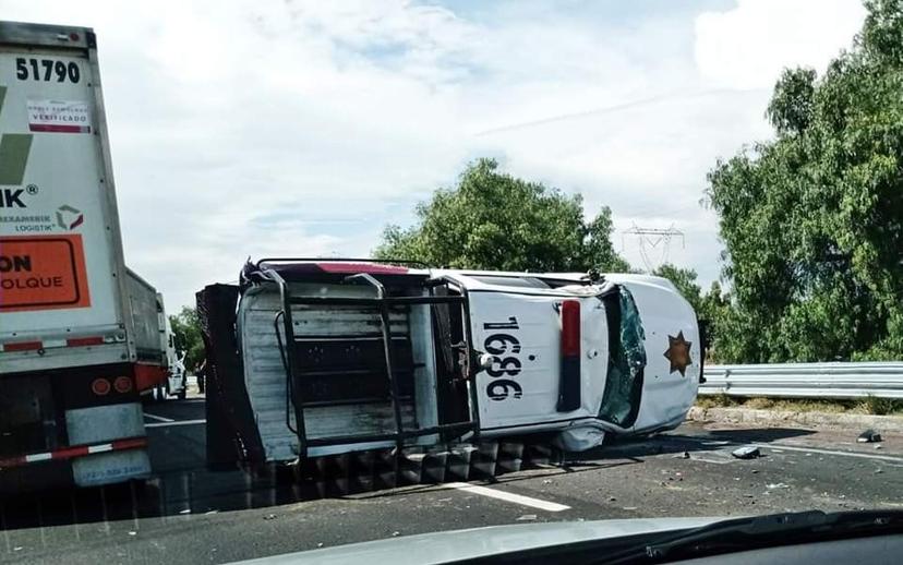 Volcadura de patrulla en la Puebla-Orizaba genera tráfico intenso 