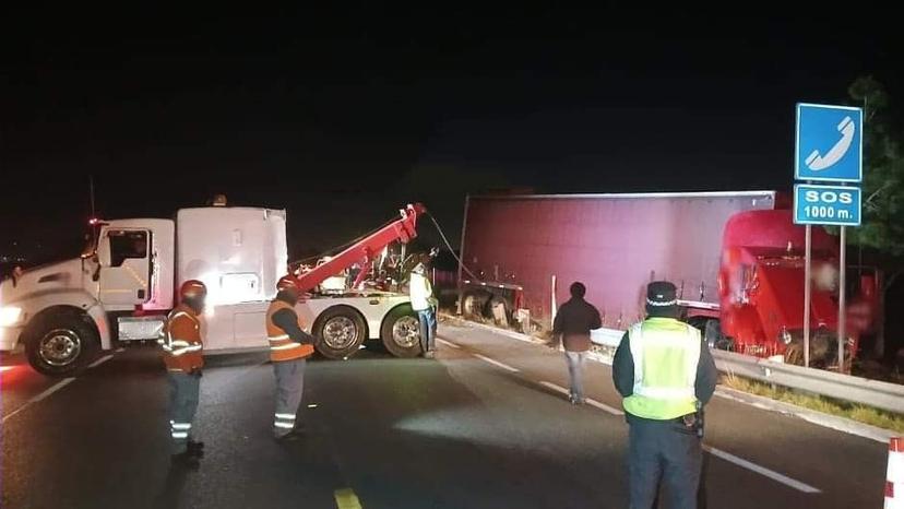 Camioneta choca de frente contra tráiler en la  Amozoc-Perote