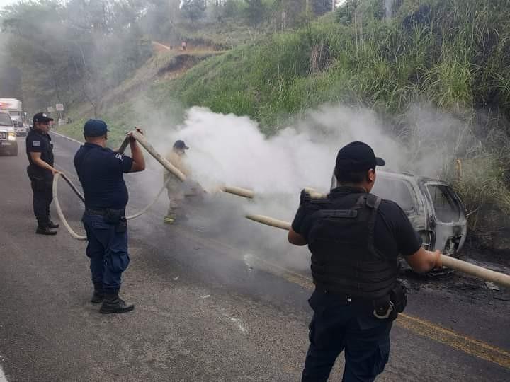 Se calcina camioneta en Hueytamalco pero familia sale ilesa 