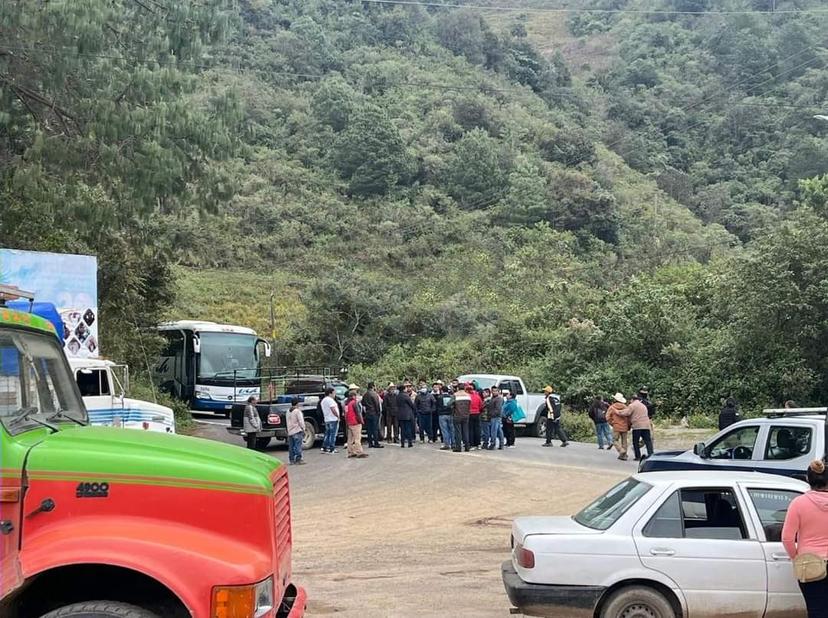 Tras accidentes, pobladores cierran carretera federal Zacapoaxtla-Cuetzalan