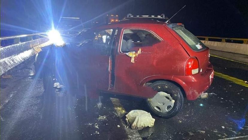 Dos mujeres mueren prensadas tras accidente en la Amozoc-Perote 