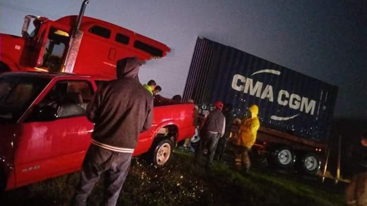 Mueren dos en choque de tráiler y camioneta en la federal México-Veracruz 