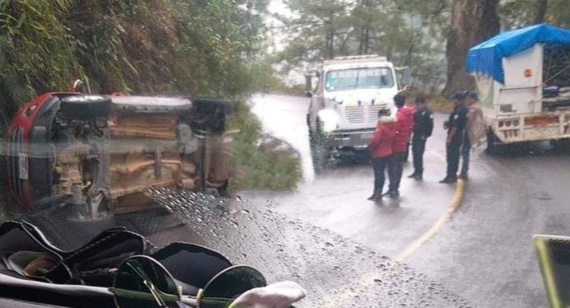 Se registra volcadura en la carretera Apulco-Zacapoaxtla por inclemencias del tiempo