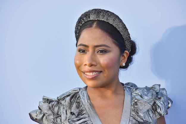 Yalitza Aparicio y  los presentadores de los Latin Grammy 2022