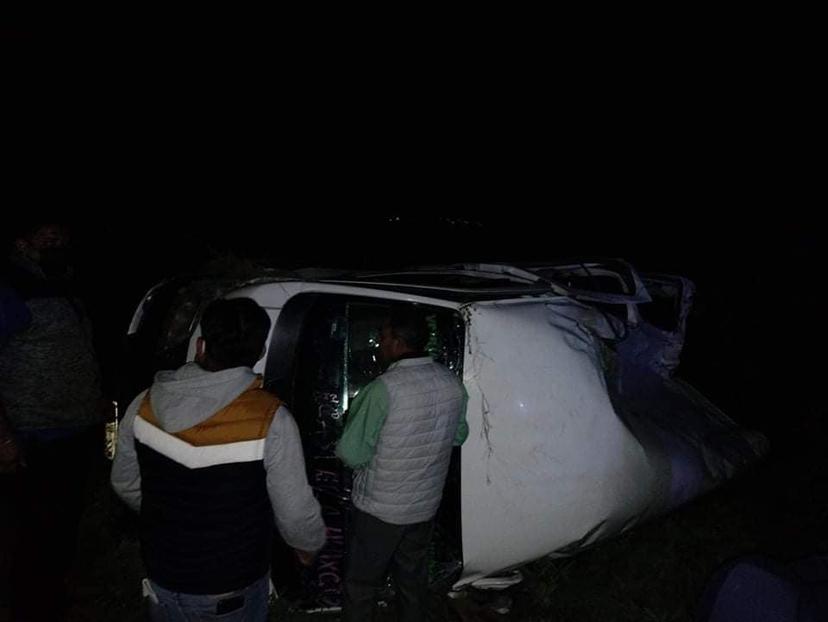 Se vuelca camioneta del transporte público en Yehualtepec
