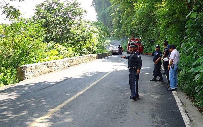 Muere en volcadura comandante de Vialidad en Xochitlán