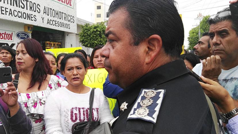 Padres de familia liberan vialidad en Tehuacán 