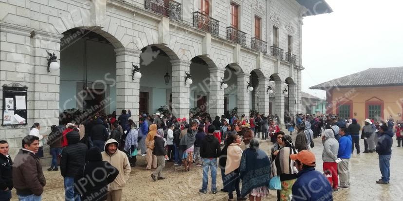 Conflicto en Zacapoaxtla por cobro a tianguistas