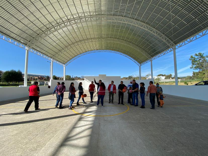 Márquez Lecona entrega techado y rehabilitación de cancha de Tomatlán