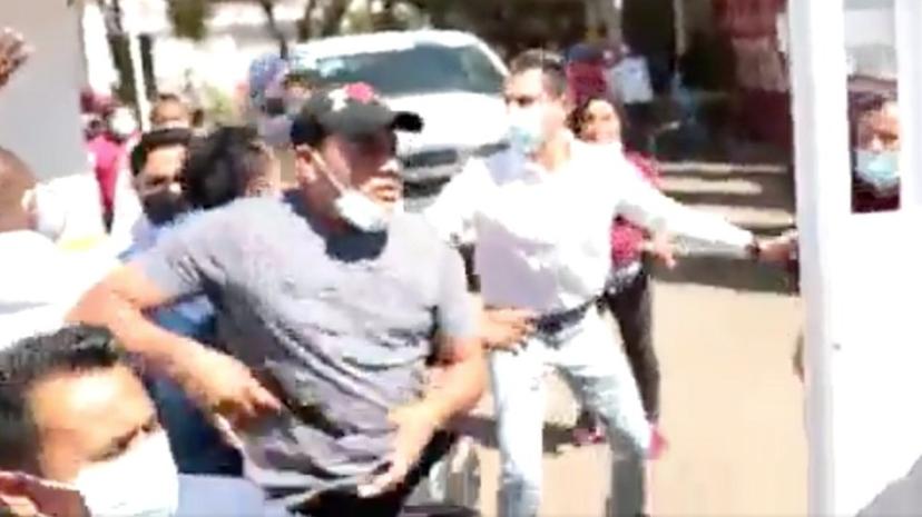 VIDEO Escoltas de delegada federal encañonan a edil que pedía vacunas