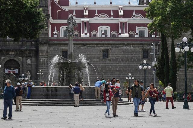 Con semáforo en rojo, poblanos abarrotan el centro y Los  Fuertes