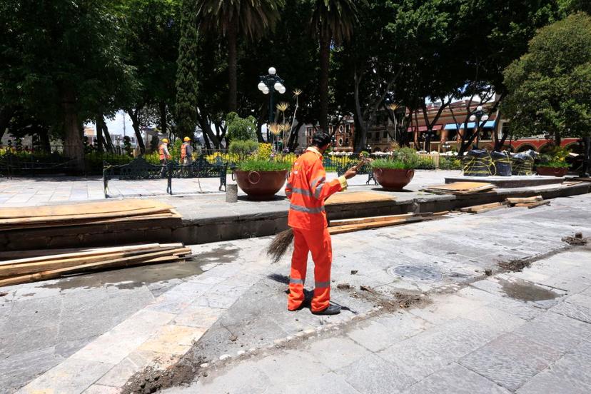 Retira Sedatu tapiales del zócalo de Puebla capital