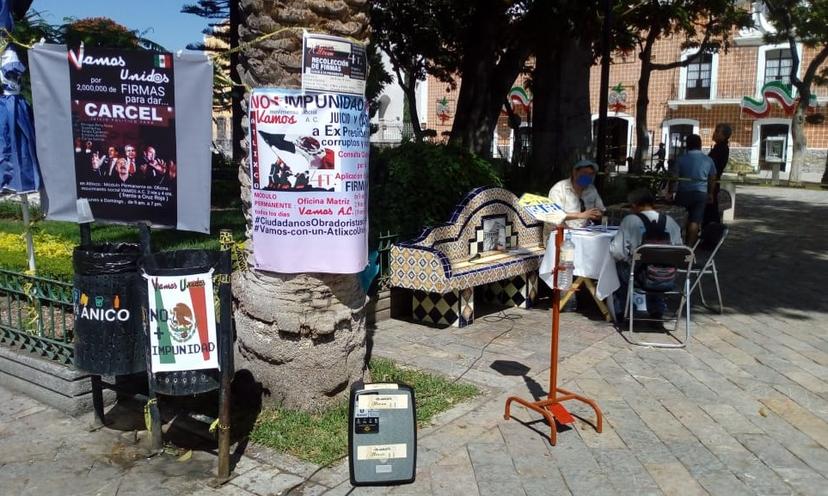 Morena instala módulo en zócalo de Atlixco, autoridades lo retiran