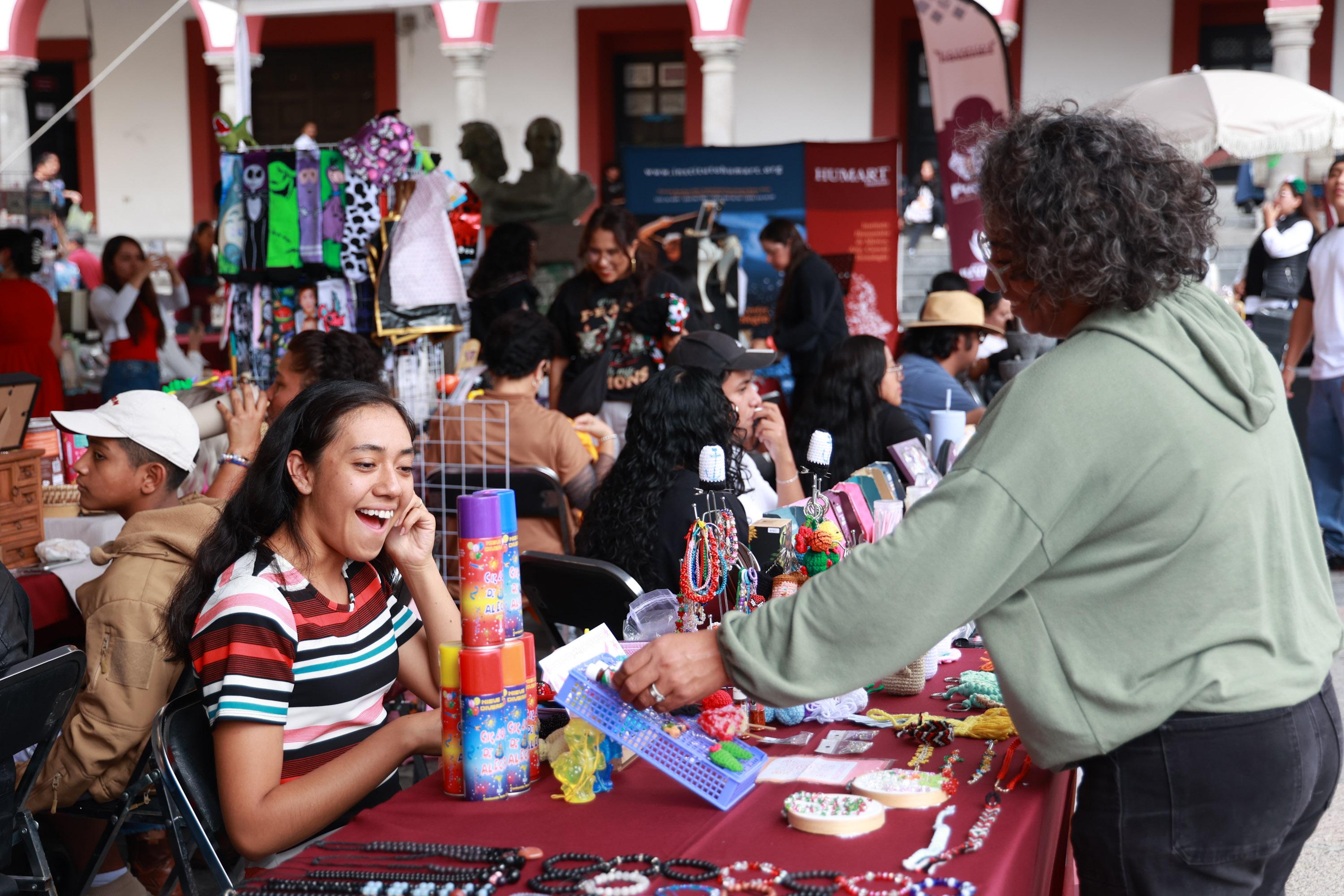 Mercadito de las Juventudes en el que participaron 60 negocios.