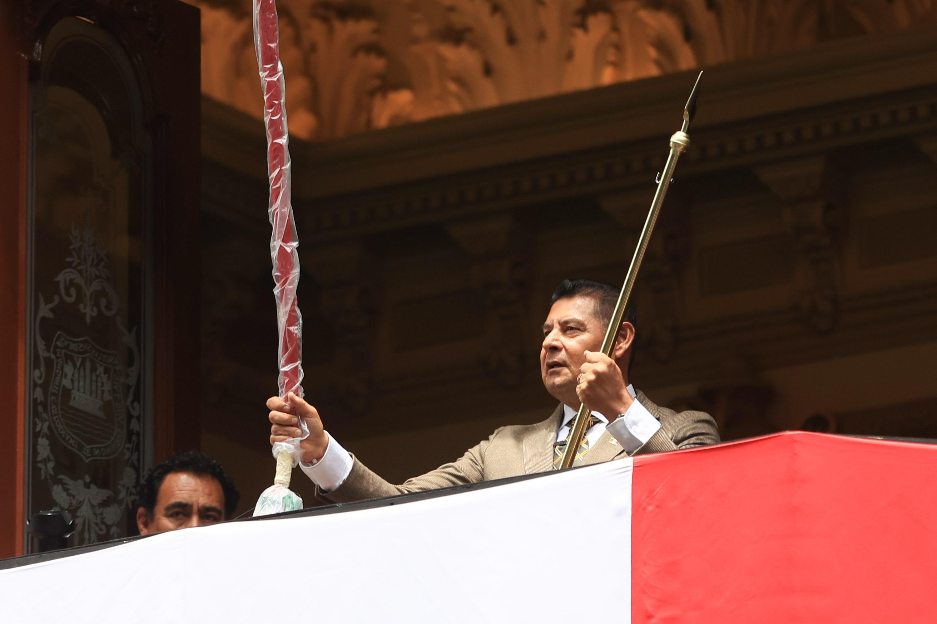 Alejandro Armenta se prepara para el Grito de Independencia.
