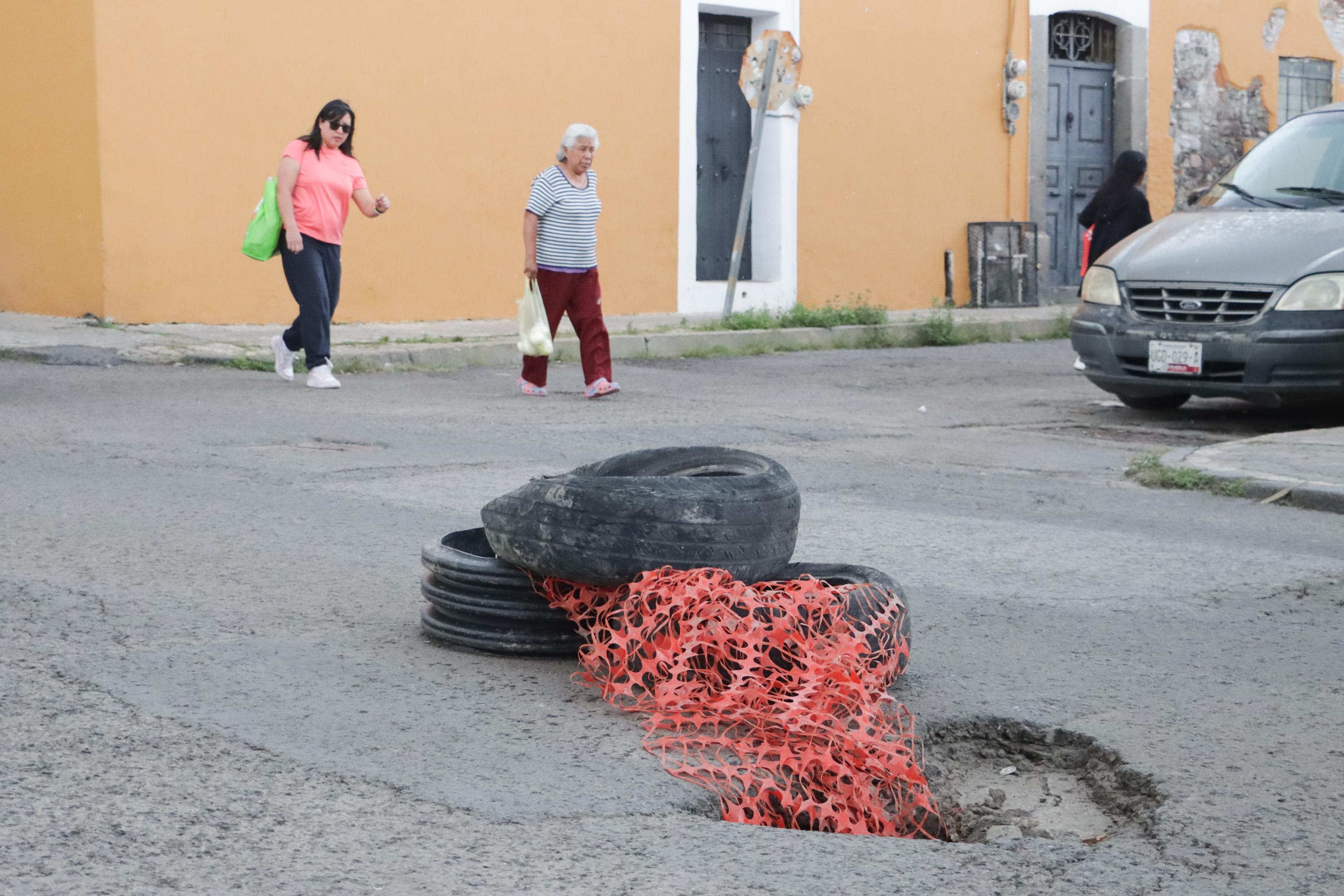 Socavón sobre la calle 7 Oriente y 14 Sur, en el barrio de Analco, Puebla.