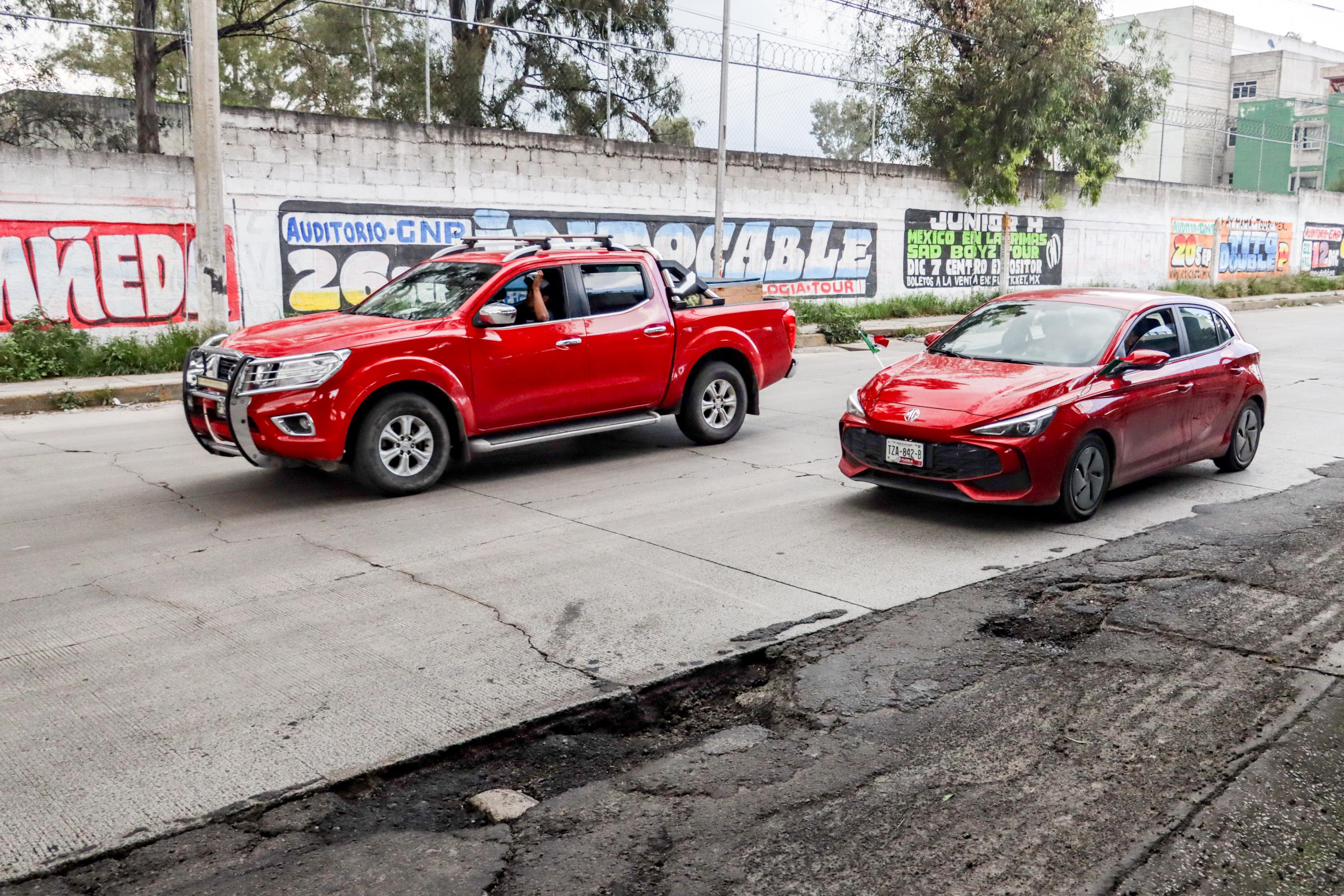 Peligroso bache en la incorporación a la autopista México-Puebla, a la altura del Hospital de Traumatología y Ortopedia Rafael Moreno Valle.