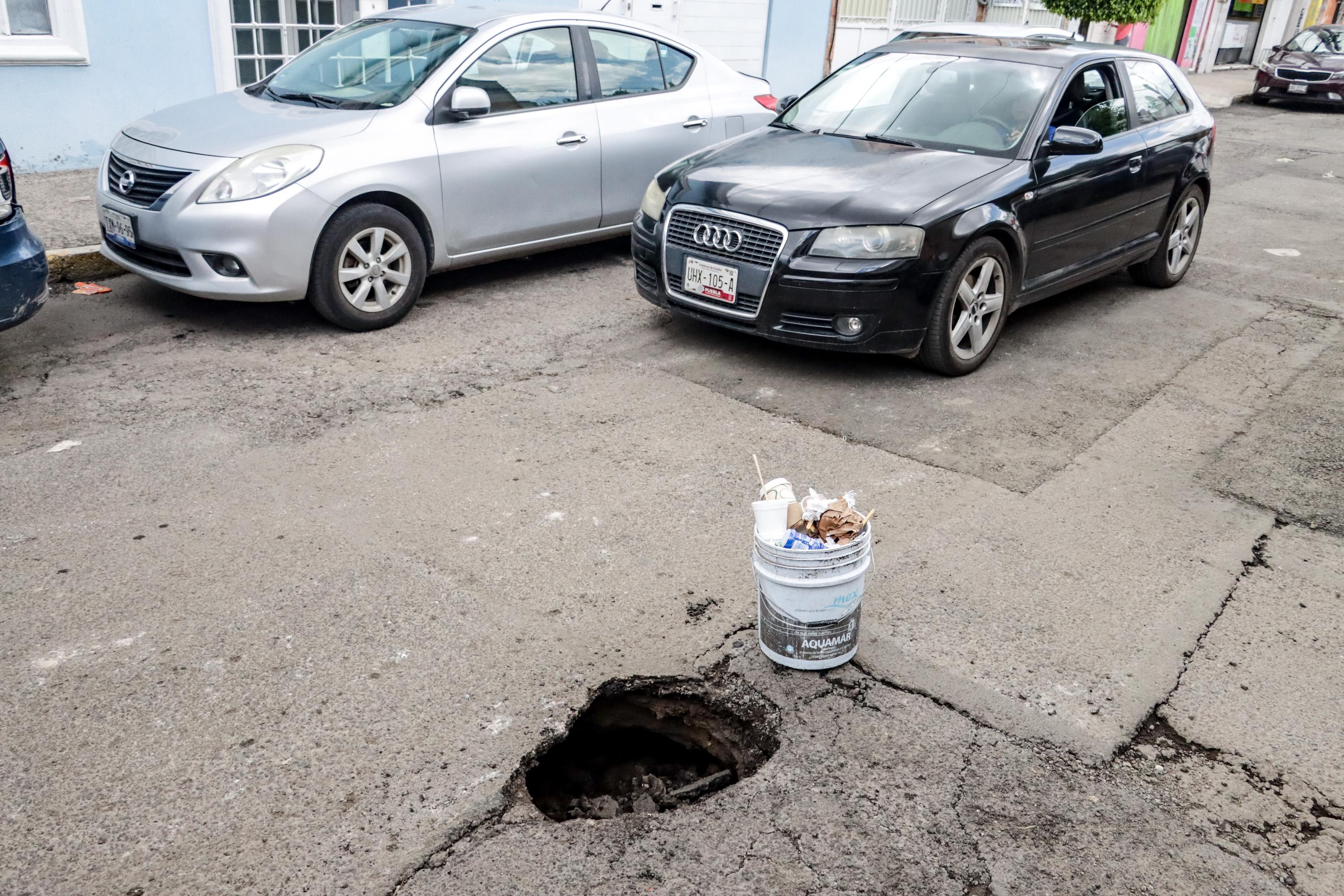 Se forma pequeño socavón en calle 15 Oriente y 10 Sur en Puebla.