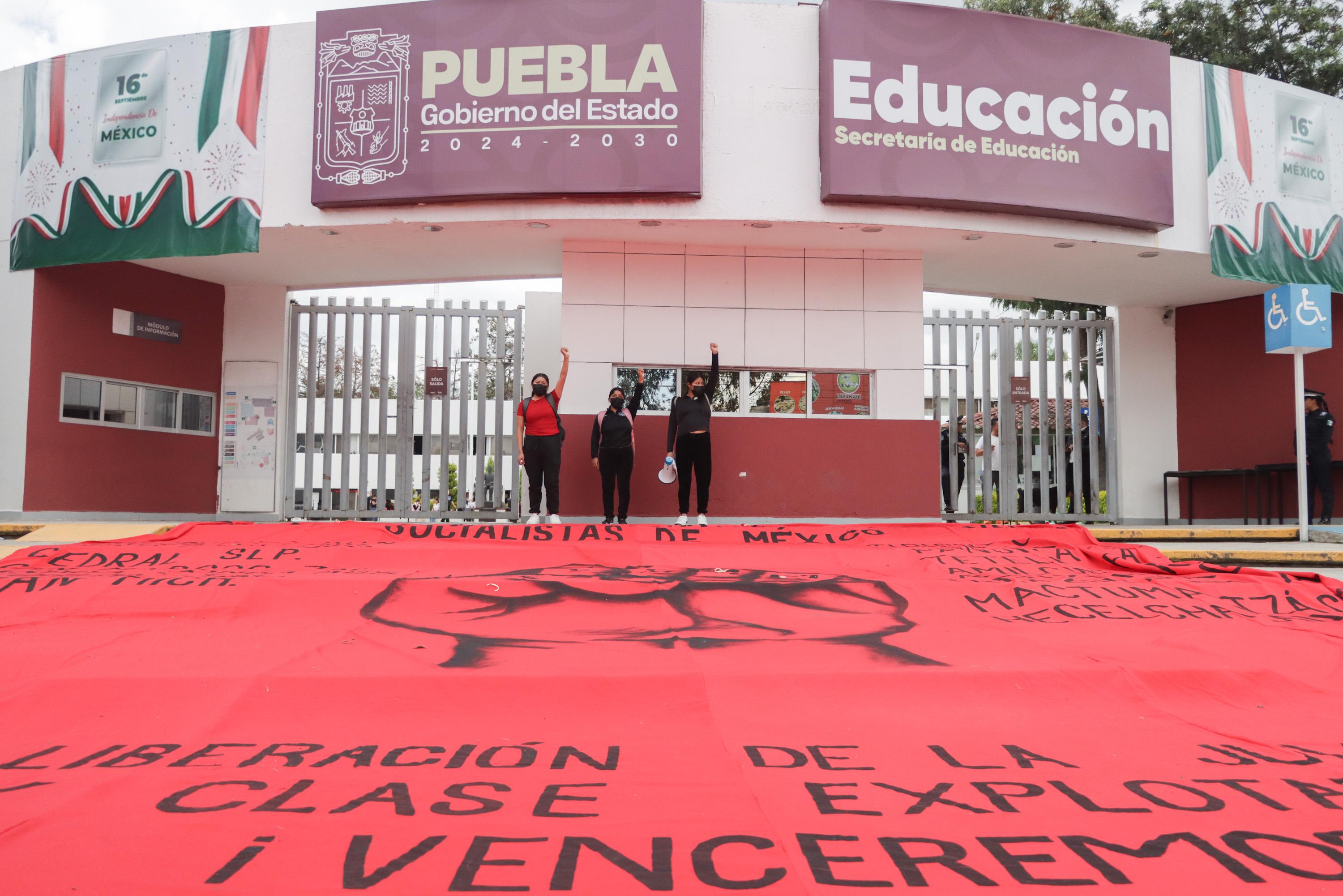 Manifestación de Normalistas de Teteles, Puebla, en las instalaciones de la SEP.
