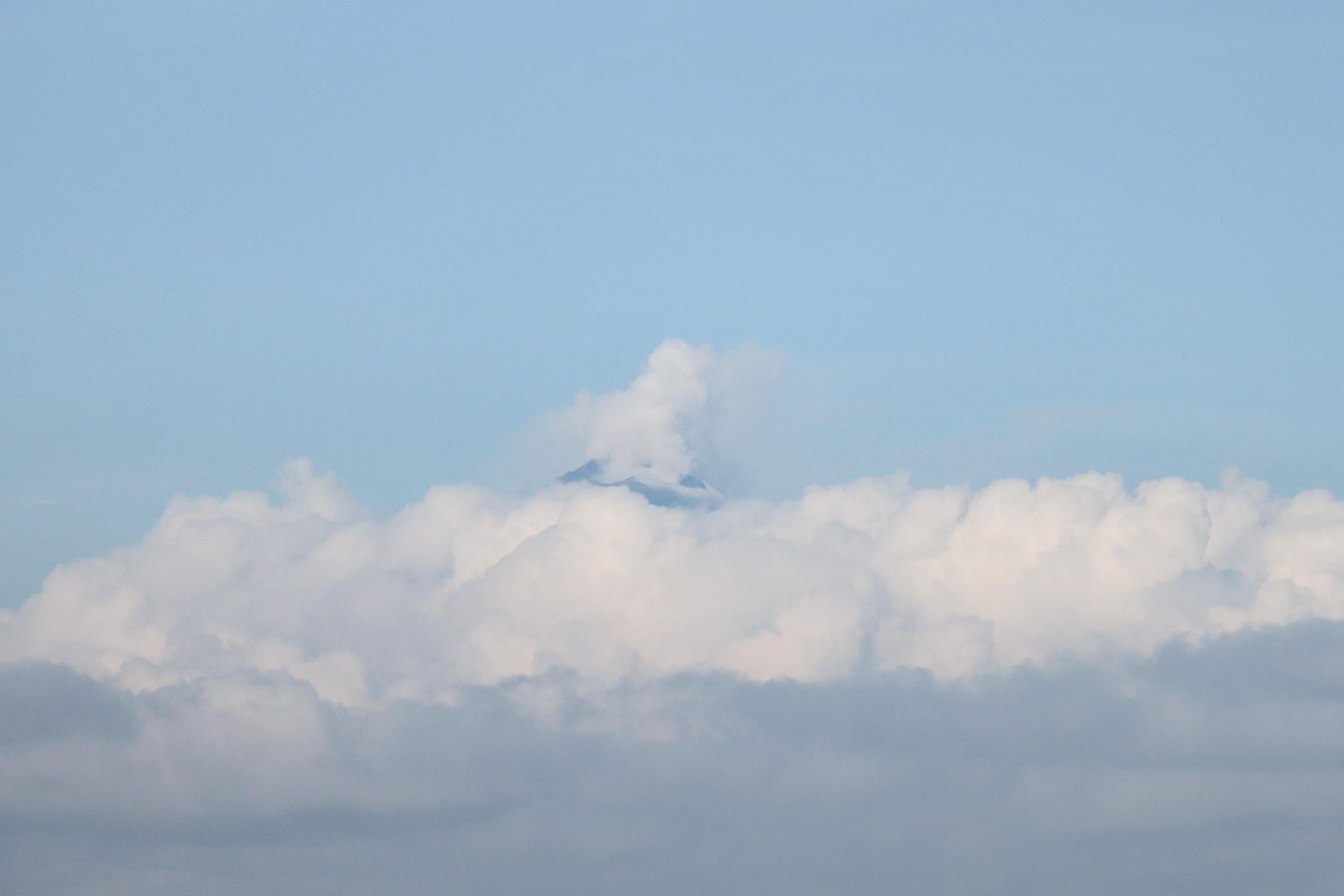 Espectacular vista del Volcán Popocatépetl e Iztaccíhuatl entre nubes.